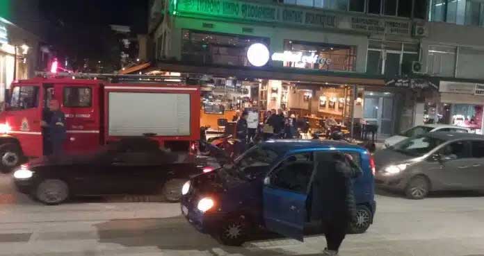 Τρίκαλα: Φλεγόμενο όχημα στην κεντρική πλατεία