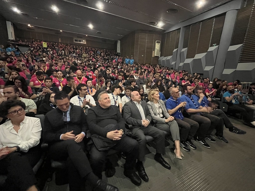 Τα Τρίκαλα «πλημμύρισαν» από 1.300 προσκόπους