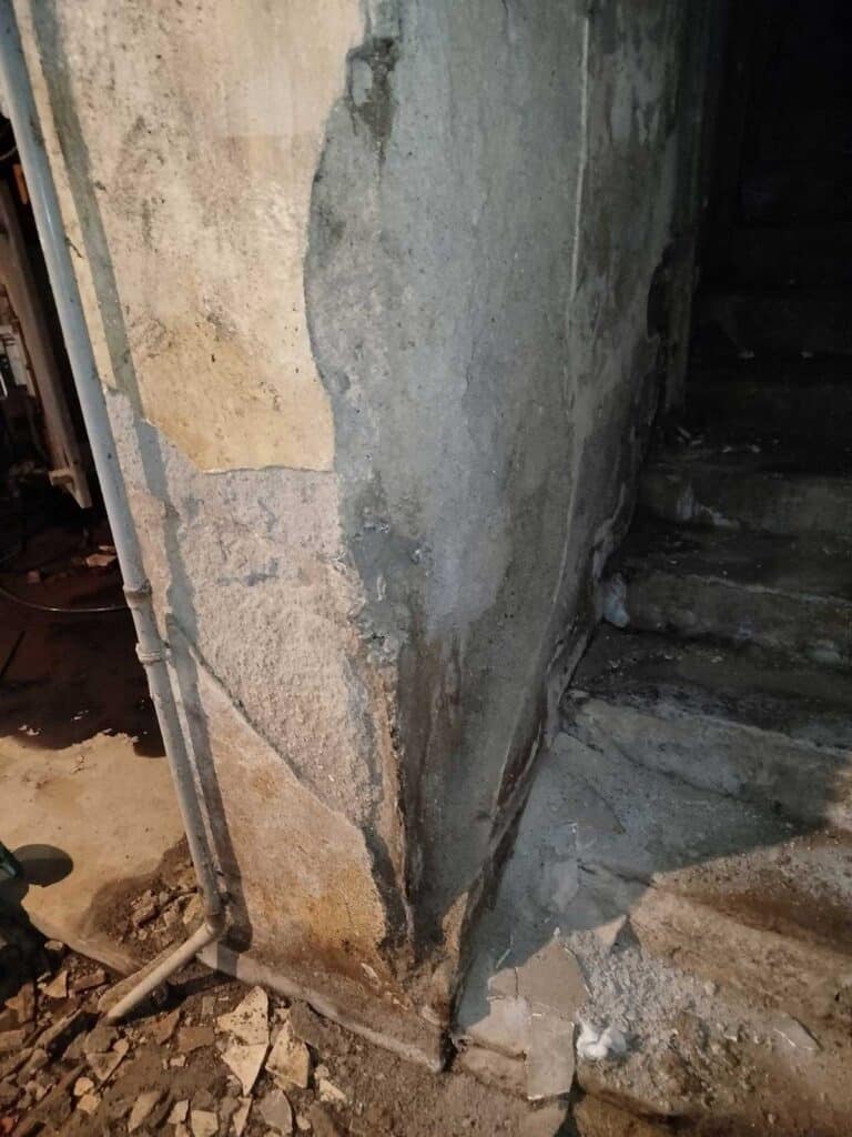 φθορές και υγρασία σε τοιχώματα υπογείου στην Π.Ε. Τρικάλων