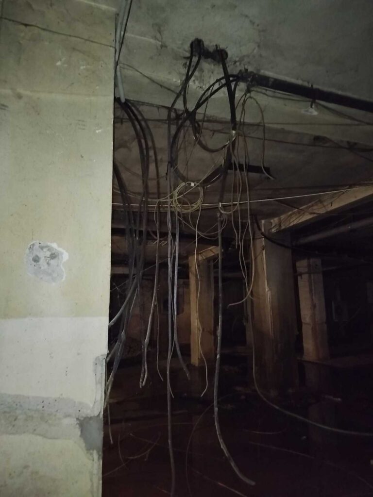 υπόγειο κτιρίου Περιφερειακής Ενότητας Τρικάλων με νερά και καλώδια