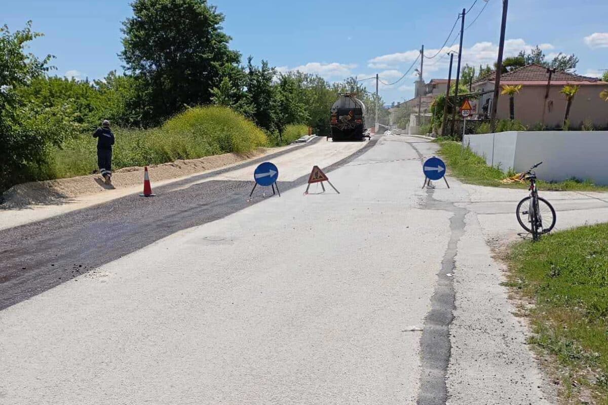 Συνεχίζεται η προχειρότητα στην οδό Αλοννήσου: Στρώνουν άσφαλτο πάνω στην παλιά χωρίς φρεάτια