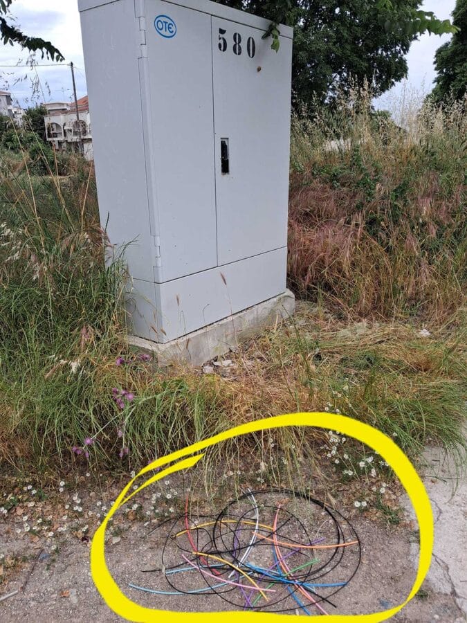 Πεταμένα καλώδια δίπλα σε καμπίνα τηλεπικοινωνιών στα Τρίκαλα