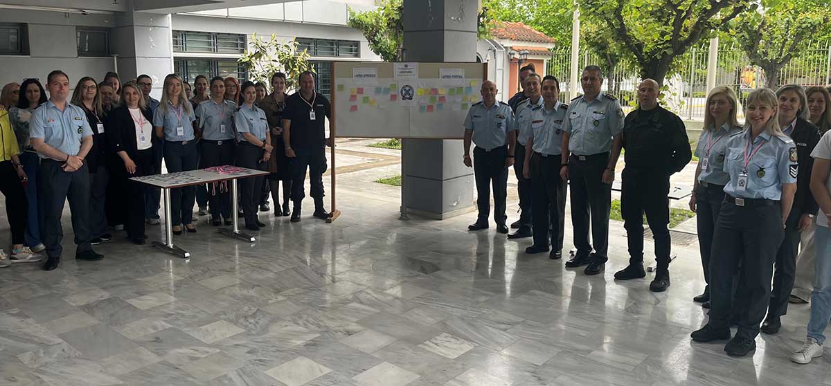 Αστυνομικοί στη Λάρισα τίμησαν τη Γιορτή της Μητέρας