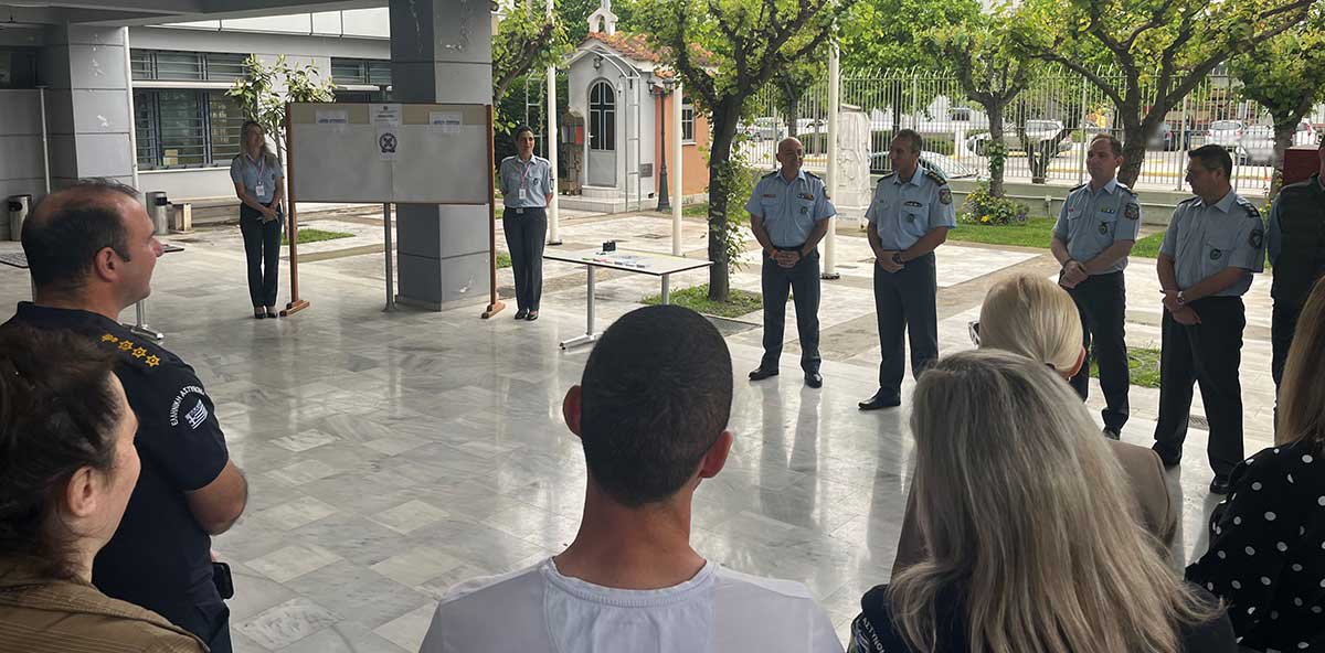 Αστυνομικοί στη Λάρισα τίμησαν τη Γιορτή της Μητέρας