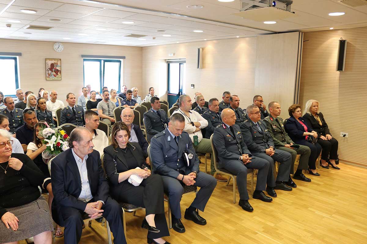 Παρασημοφορήθηκε ο αστυνομικός που προστάτευσε τον Διευθυντή του