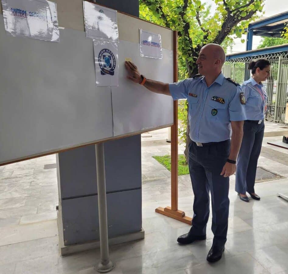 Αστυνομικοί στη Λάρισα τίμησαν τη Γιορτή της Μητέρας