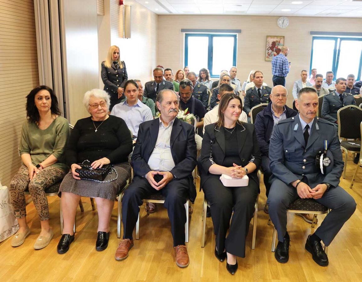 Παρασημοφορήθηκε ο αστυνομικός που προστάτευσε τον Διευθυντή του