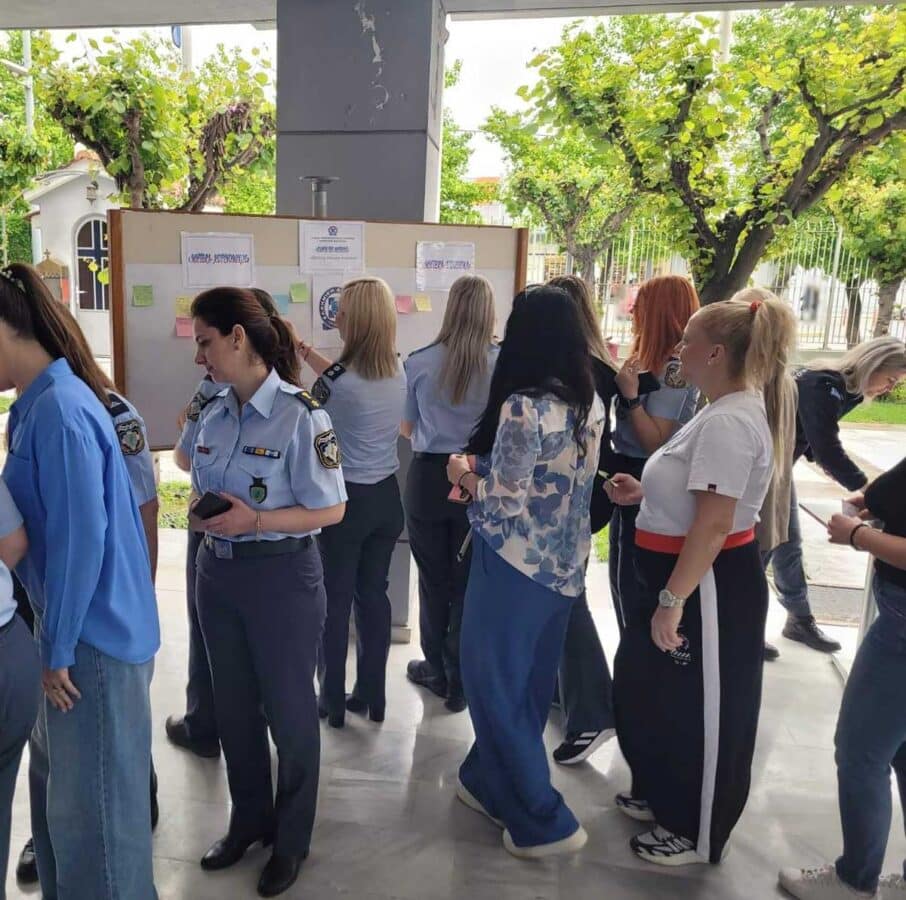 Αστυνομικοί στη Λάρισα τίμησαν τη Γιορτή της Μητέρας