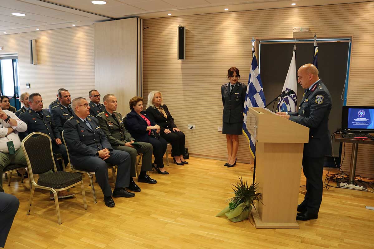 Παρασημοφορήθηκε ο αστυνομικός που προστάτευσε τον Διευθυντή του