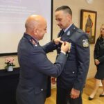Παρασημοφορήθηκε ο αστυνομικός που προστάτευσε τον Διευθυντή του
