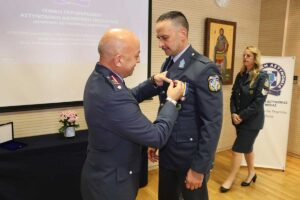 Παρασημοφορήθηκε ο αστυνομικός που προστάτευσε τον Διευθυντή του