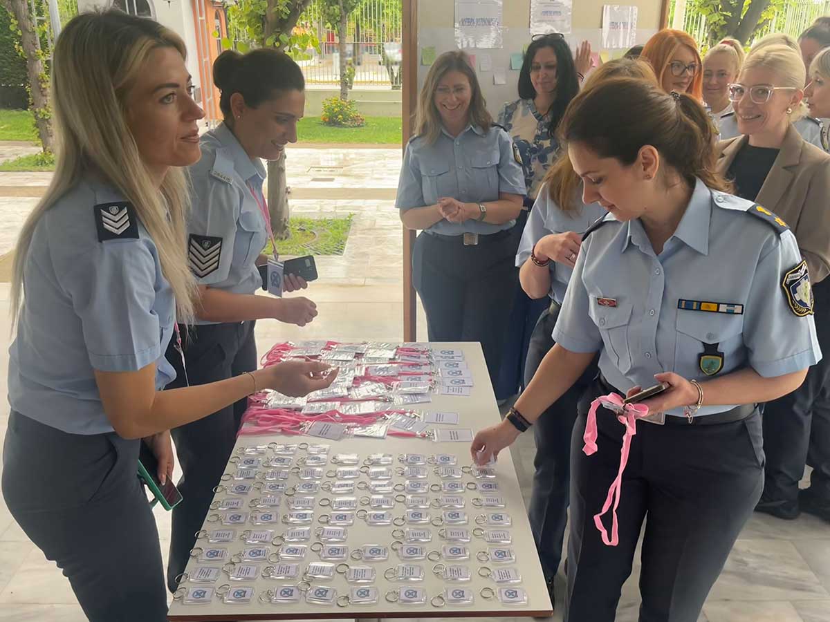 Αστυνομικοί στη Λάρισα τίμησαν τη Γιορτή της Μητέρας