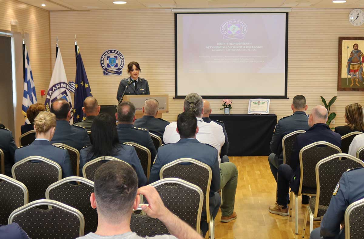 Παρασημοφορήθηκε ο αστυνομικός που προστάτευσε τον Διευθυντή του