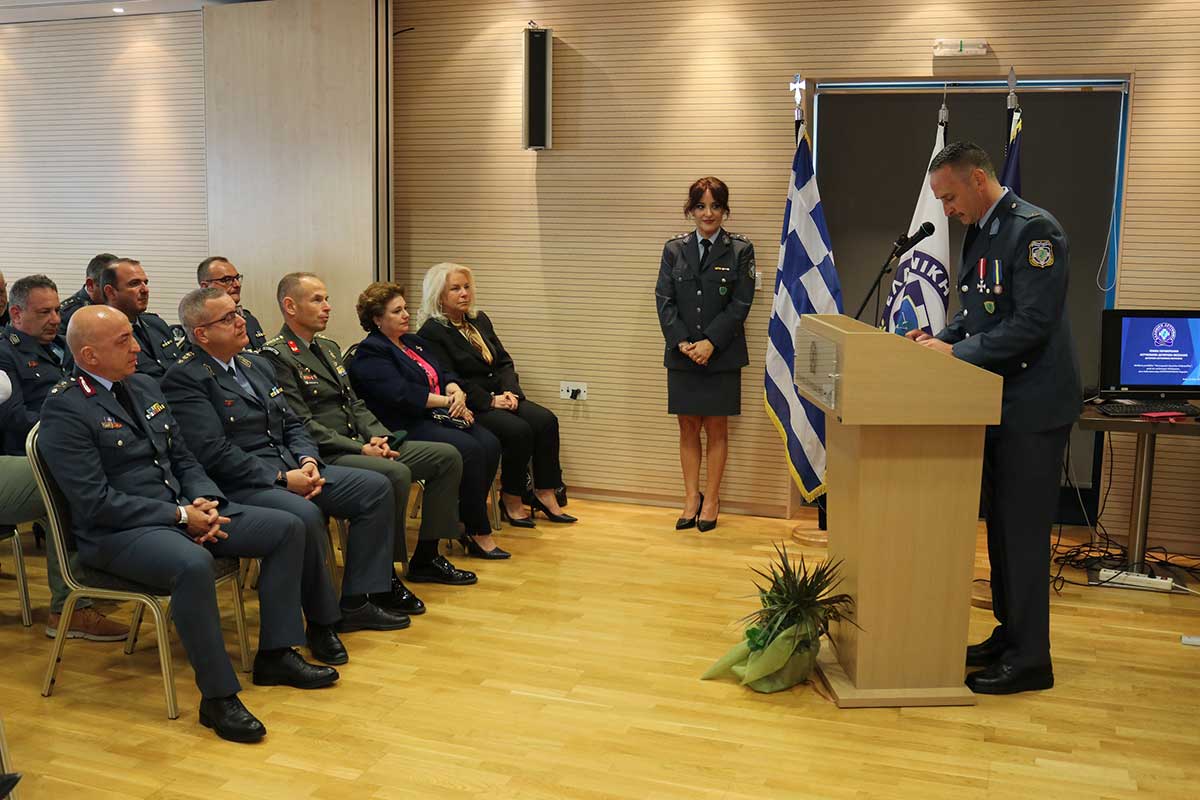 Παρασημοφορήθηκε ο αστυνομικός που προστάτευσε τον Διευθυντή του