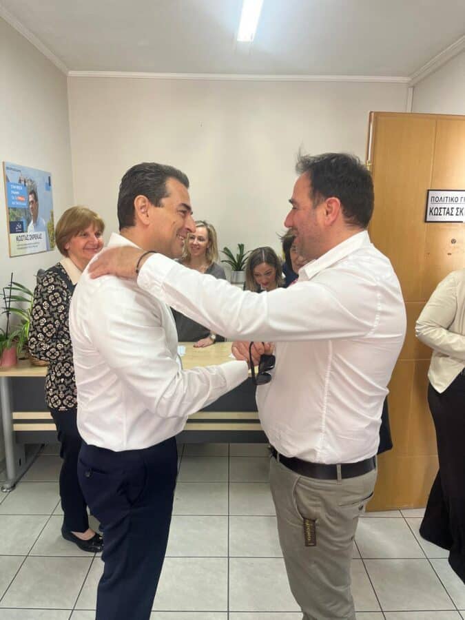 Λαοθάλασσα στο πολιτικό γραφείο του Κώστα Σκρέκα στα Τρίκαλα για την ονομαστική του εορτή