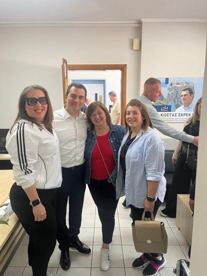 Λαοθάλασσα στο πολιτικό γραφείο του Κώστα Σκρέκα στα Τρίκαλα για την ονομαστική του εορτή