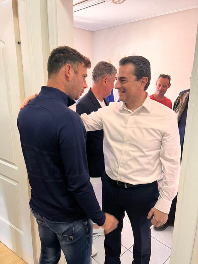 Λαοθάλασσα στο πολιτικό γραφείο του Κώστα Σκρέκα στα Τρίκαλα για την ονομαστική του εορτή