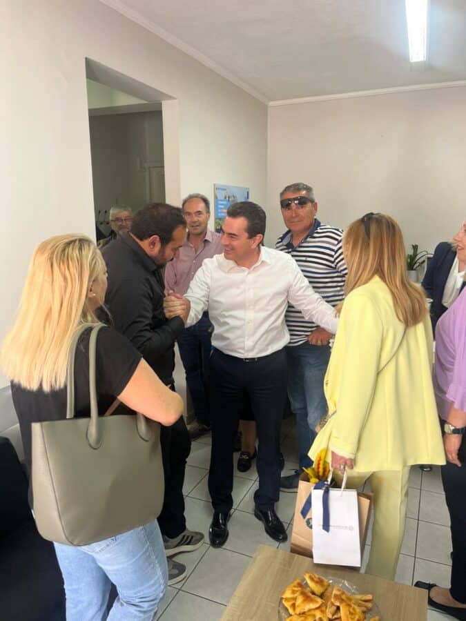 Λαοθάλασσα στο πολιτικό γραφείο του Κώστα Σκρέκα στα Τρίκαλα για την ονομαστική του εορτή