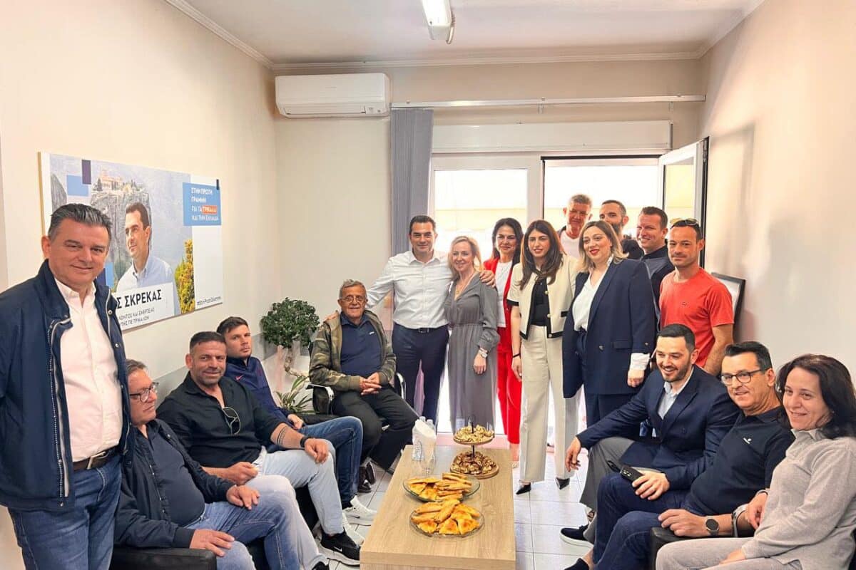 Λαοθάλασσα στο πολιτικό γραφείο του Κώστα Σκρέκα στα Τρίκαλα για την ονομαστική του εορτή