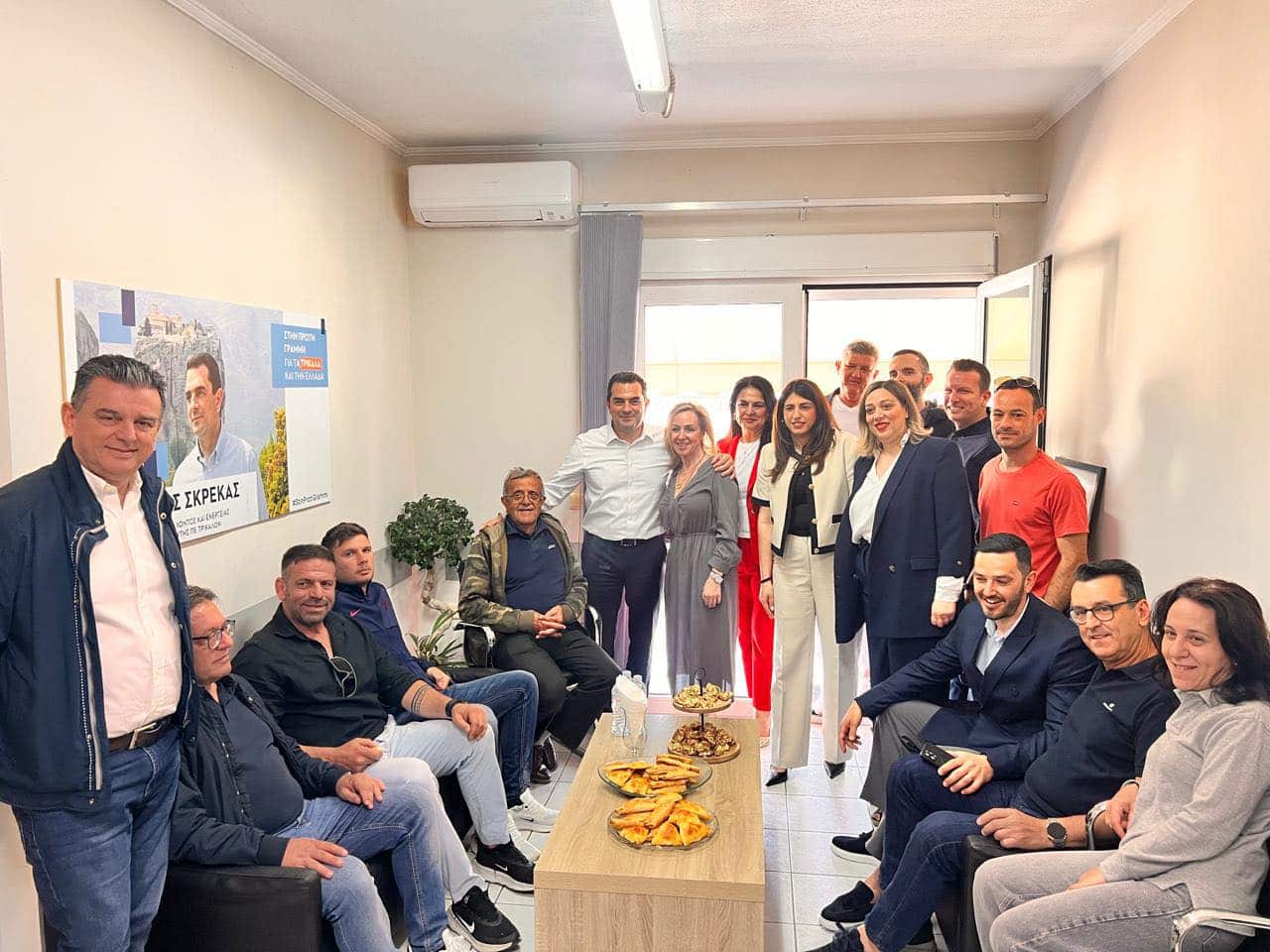 Λαοθάλασσα στο πολιτικό γραφείο του Κώστα Σκρέκα στα Τρίκαλα για την ονομαστική του εορτή