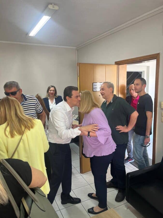 Λαοθάλασσα στο πολιτικό γραφείο του Κώστα Σκρέκα στα Τρίκαλα για την ονομαστική του εορτή