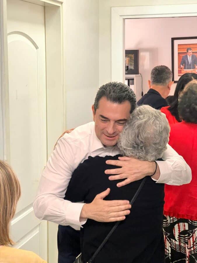 Λαοθάλασσα στο πολιτικό γραφείο του Κώστα Σκρέκα στα Τρίκαλα για την ονομαστική του εορτή