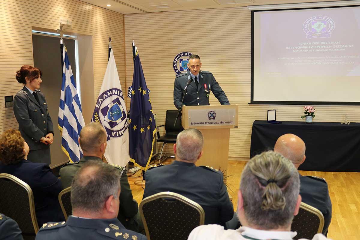 Παρασημοφορήθηκε ο αστυνομικός που προστάτευσε τον Διευθυντή του