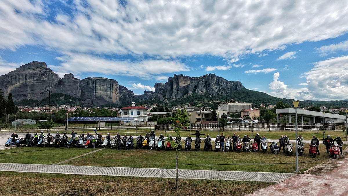 Vespa στα Μετέωρα: Συνάντηση με κοινωνικό μήνυμα