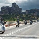 Vespa στα Μετέωρα: Συνάντηση με κοινωνικό μήνυμα