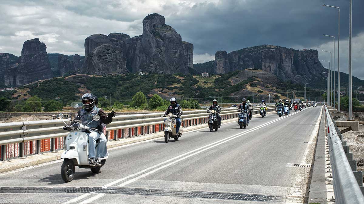 Vespa στα Μετέωρα: Συνάντηση με κοινωνικό μήνυμα