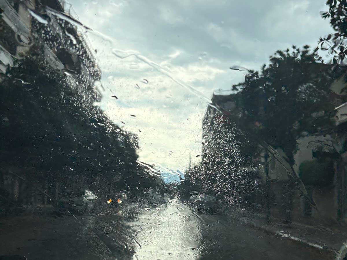 Καιρός: Ξαφνικό μπουρίνι αναστατώνει τα Τρίκαλα
