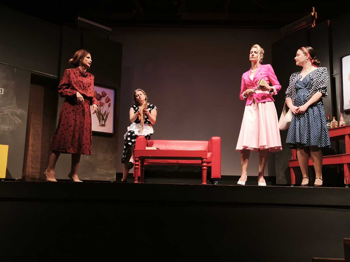Sold out οι παραστάσεις για τα «Κίτρινα Γάντια» στα Τρίκαλα
