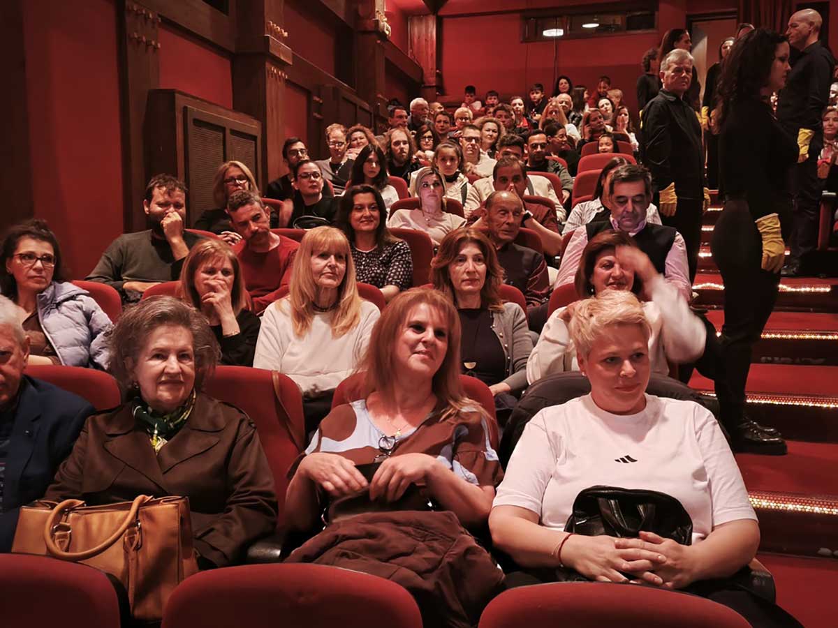 Sold out οι παραστάσεις για τα «Κίτρινα Γάντια» στα Τρίκαλα