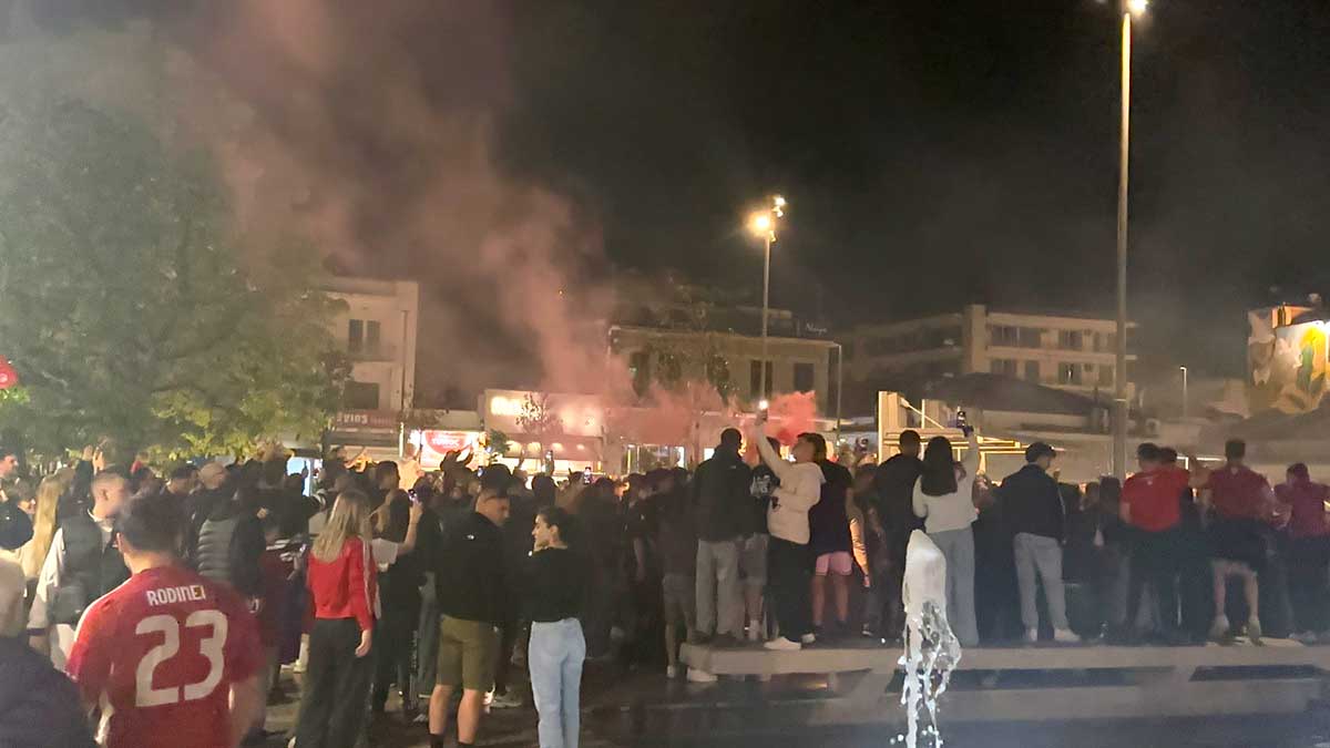 Τρίκαλα: Πανηγυρισμοί μετά τον αγώνα του Ολυμπιακού