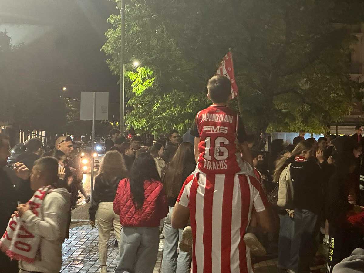 Τρίκαλα: Πανηγυρισμοί μετά τον αγώνα του Ολυμπιακού