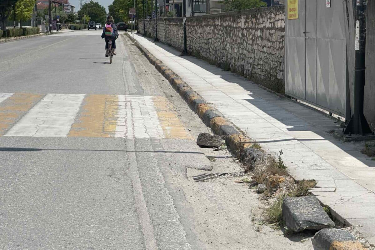 ΣΜΥ Τρίκαλα: Το σπασμένο κράσπεδο και το «θαμμένο» φρεάτιο που δεν βλέπει κανείς