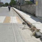 ΣΜΥ Τρίκαλα: Το σπασμένο κράσπεδο και το «θαμμένο» φρεάτιο που δεν βλέπει κανείς