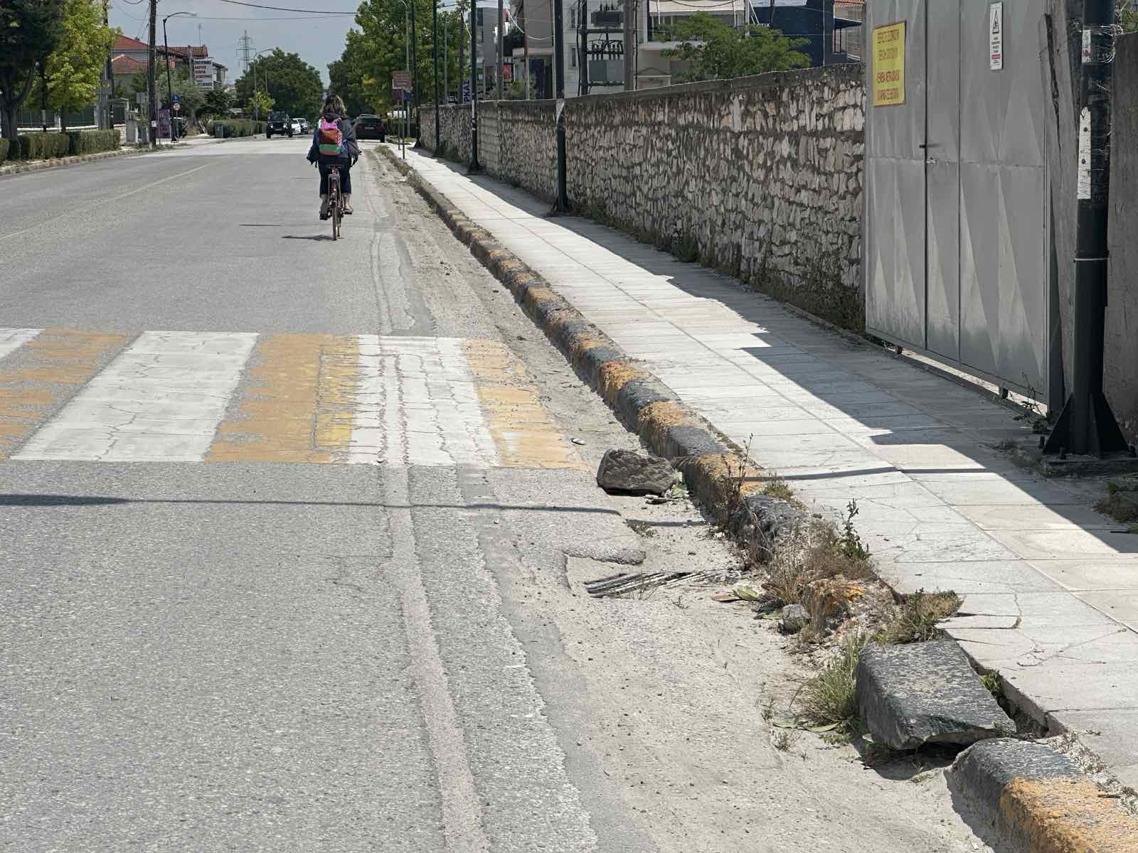 ΣΜΥ Τρίκαλα: Το σπασμένο κράσπεδο και το «θαμμένο» φρεάτιο που δεν βλέπει κανείς