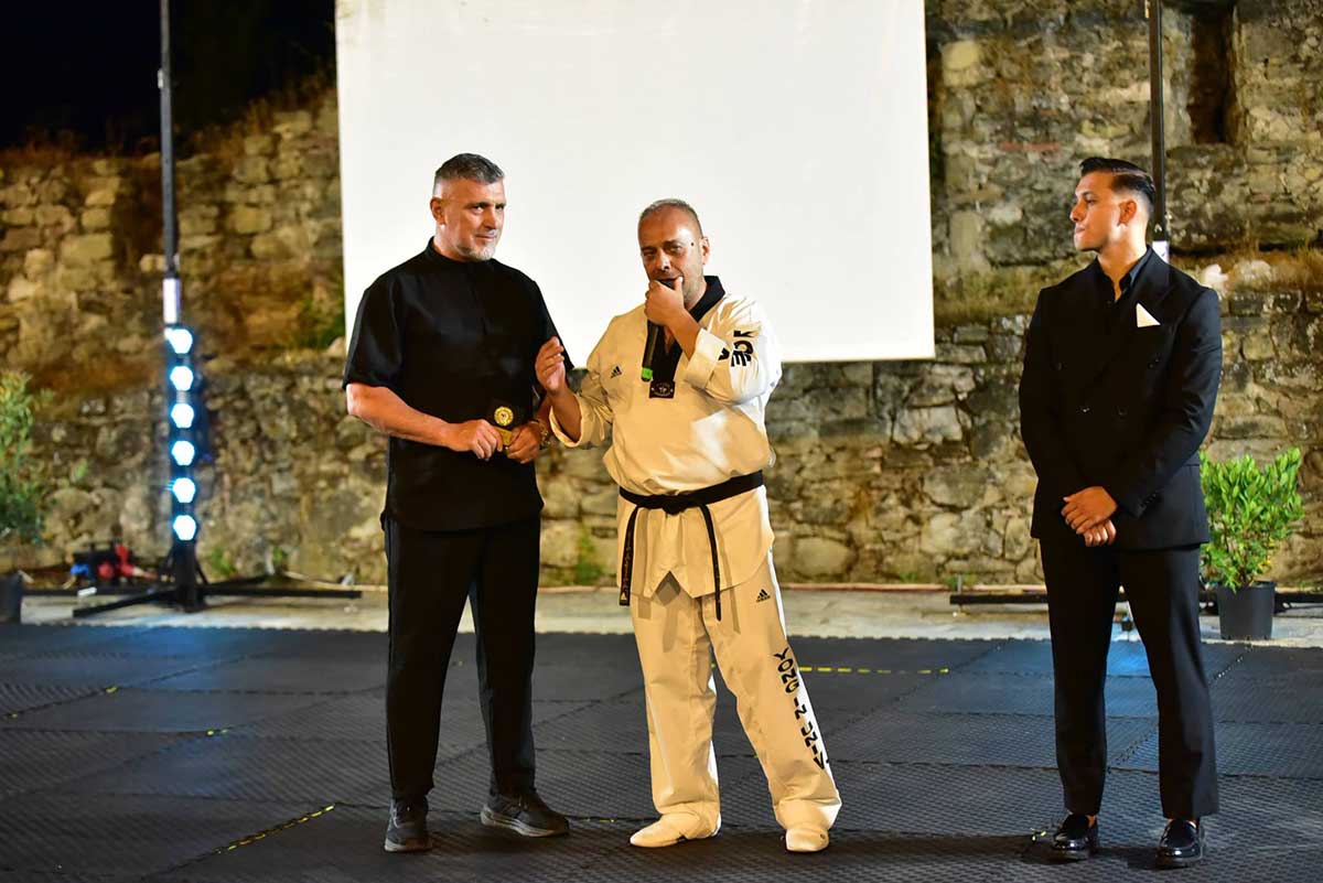 ΑΓΣ ΤAEKWONDO ΤΡΙΚΑΛΩΝ : Επίδειξη με βραβεύσεις και υποσχέσεις