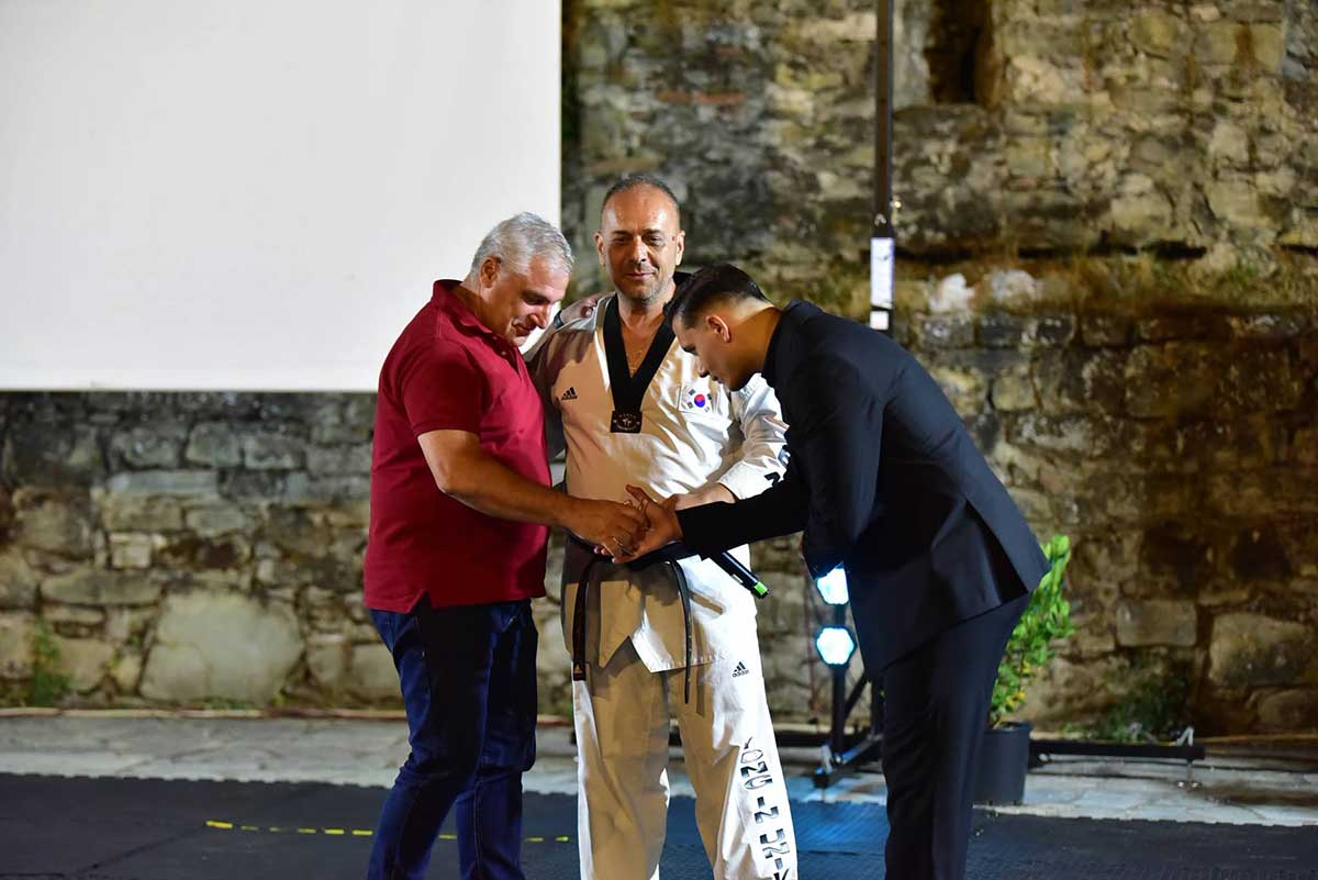 ΑΓΣ ΤAEKWONDO ΤΡΙΚΑΛΩΝ : Επίδειξη με βραβεύσεις και υποσχέσεις