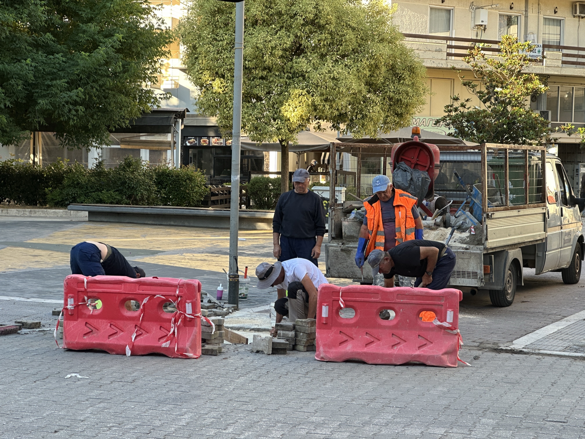 &Pi;&alpha;&lambda;&alpha;&iota;ό &Delta;&epsilon;&sigma;&pi;&omicron;&tau;&iota;&kappa;ό: &Epsilon;&pi;&iota;&sigma;&kappa;&epsilon;&upsilon;ά&zeta;&omicron;&upsilon;&nu; &xi;&alpha;&nu;ά &kappa;&upsilon;&beta;ό&lambda;&iota;&theta;&omicron;&upsilon;&sigmaf;
