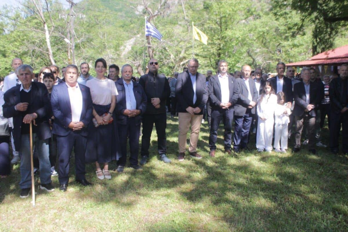 Αγία Τριάδα Βαθυρρεύματος: Πλήθος πιστών