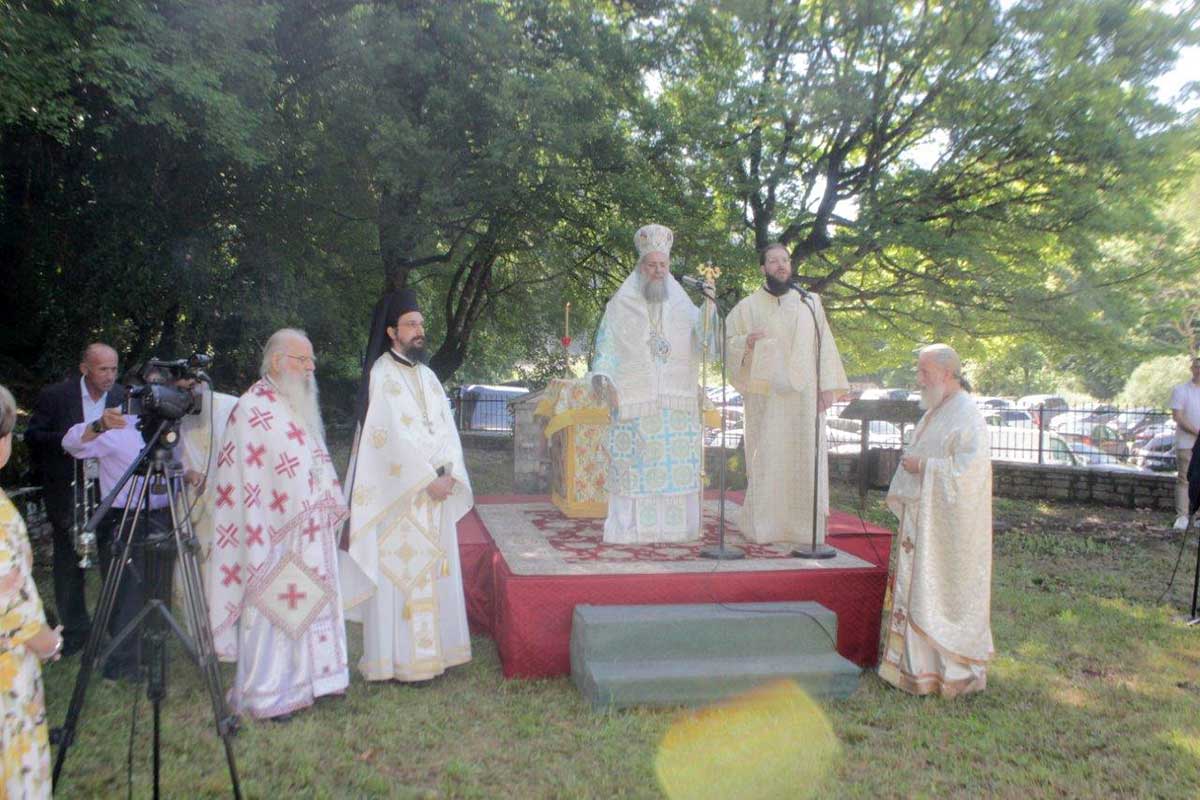 Αγία Τριάδα Βαθυρρεύματος: Πλήθος πιστών