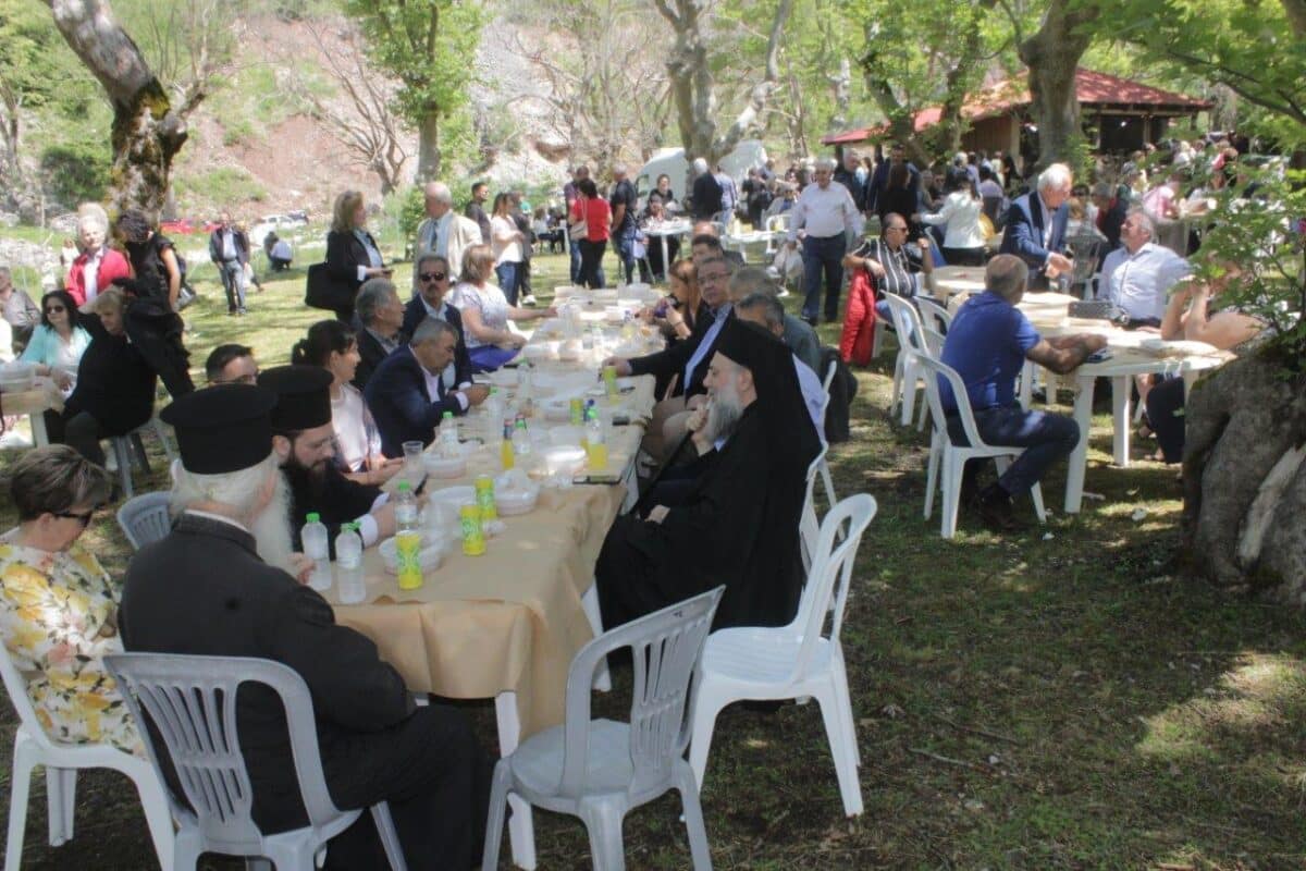 Αγία Τριάδα Βαθυρρεύματος: Πλήθος πιστών