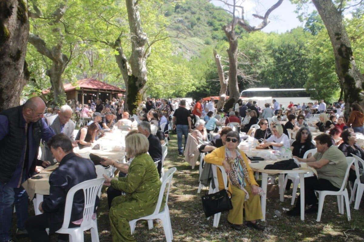 Αγία Τριάδα Βαθυρρεύματος: Πλήθος πιστών