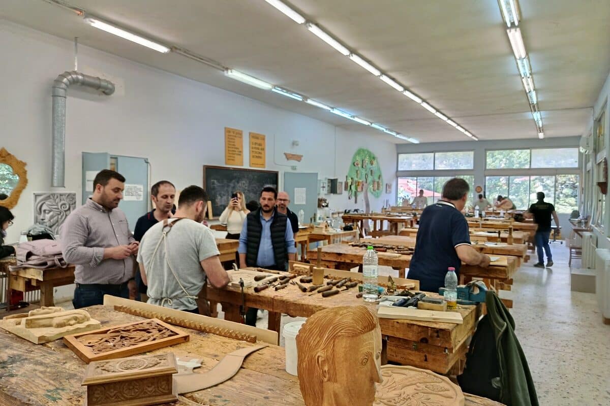 Σχολή Ξυλογλυπτικής Καλαμπάκας: Νέες δράσεις με τον Δήμο
