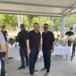 Άλλος στη Βουλή, άλλος στην πόλη – Μαζί στην πισίνα