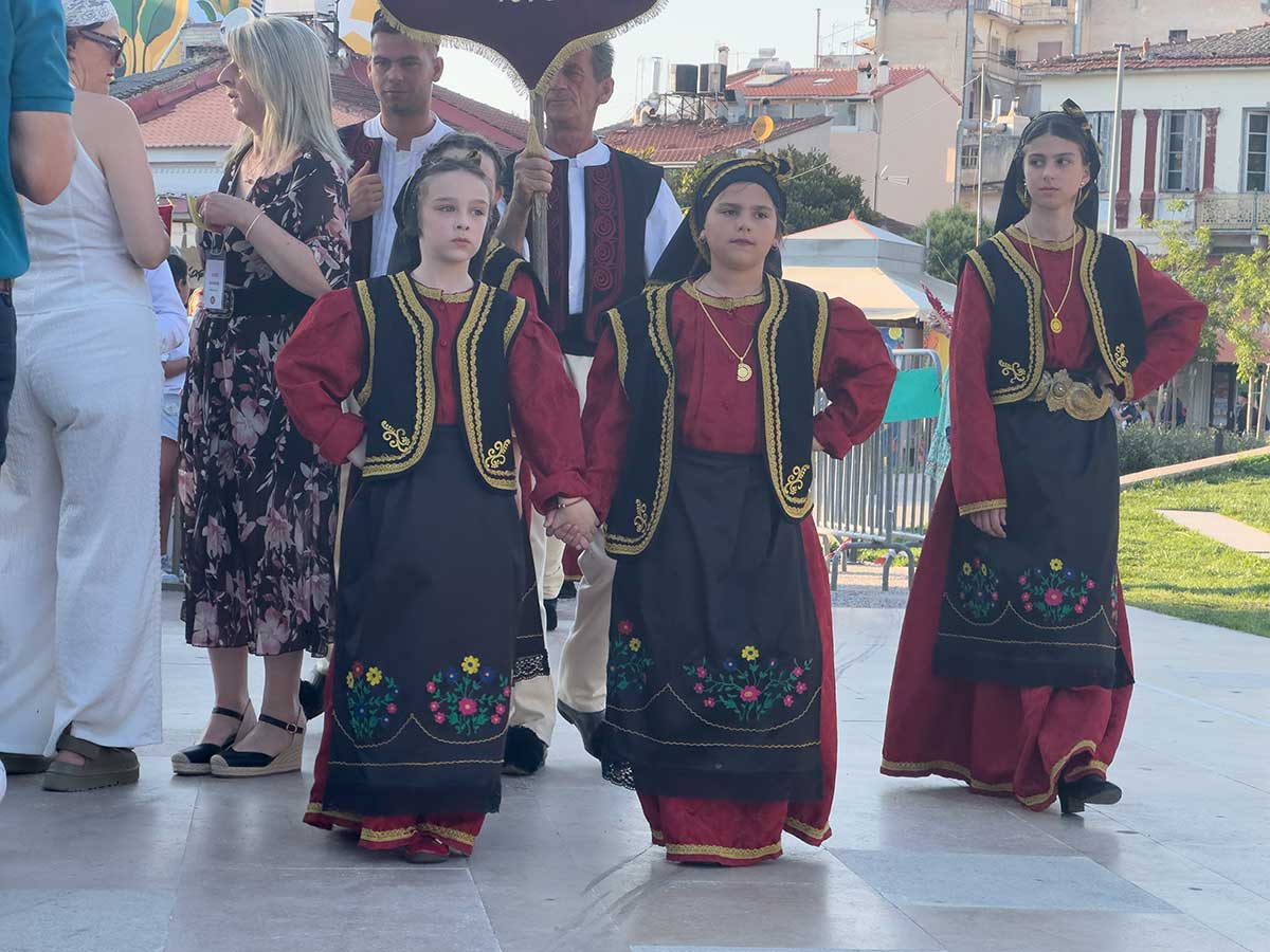 Πλημμύρισε από Βλάχους η πλατεία των Τρικάλων