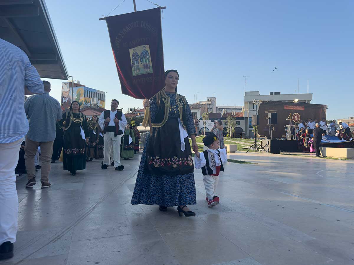 Πλημμύρισε από Βλάχους η πλατεία των Τρικάλων