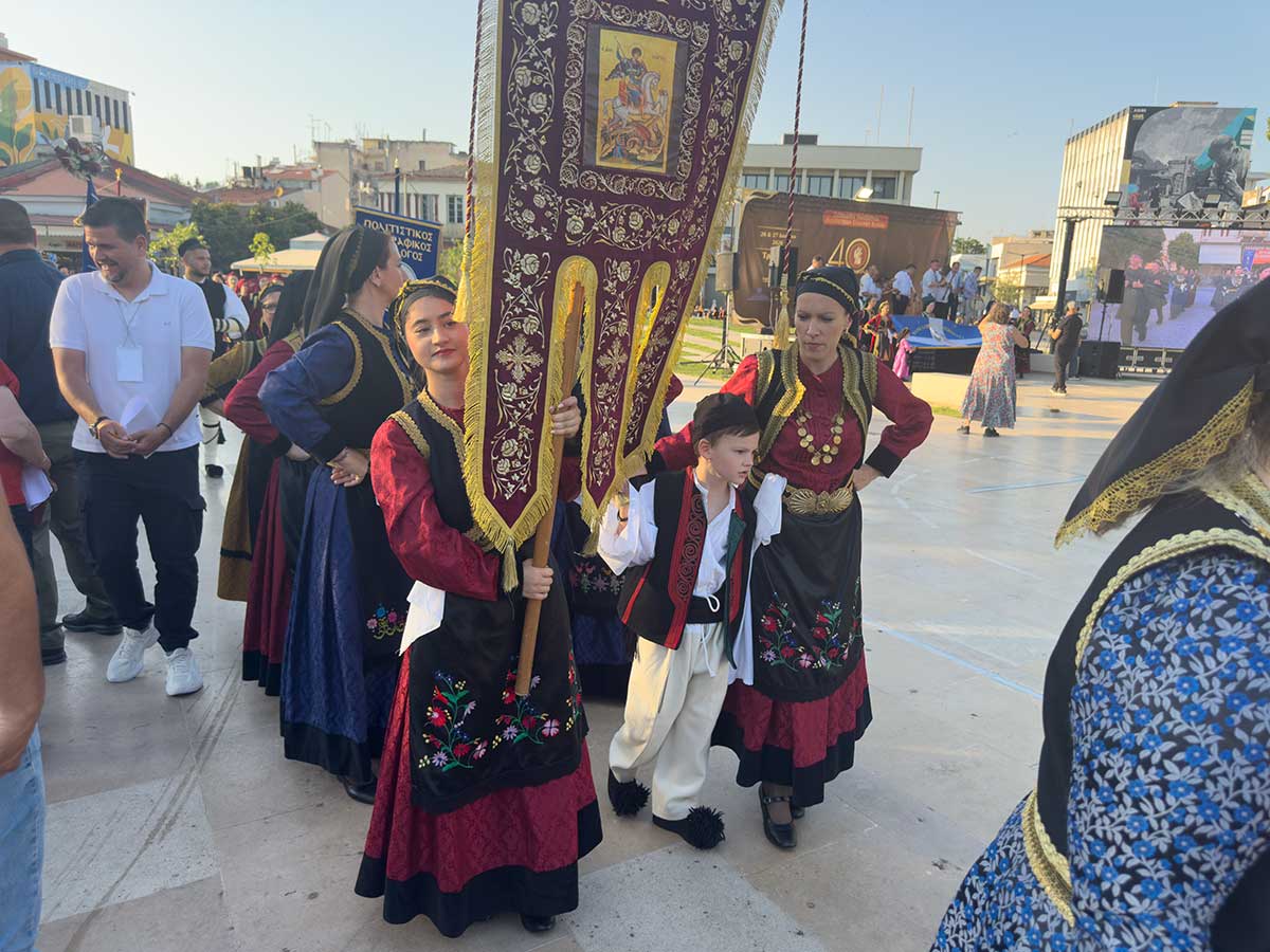 Πλημμύρισε από Βλάχους η πλατεία των Τρικάλων